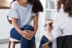 Image of a woman sitting in a chair speaking with a therapist. Uncover your BPD symptoms and learn how to heal from them with the help of EMDR therapy in Las Vegas, NV.