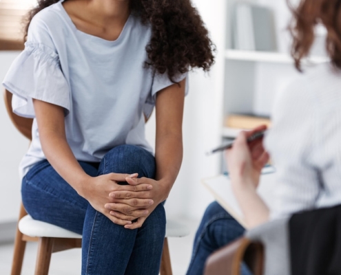 Image of a woman sitting in a chair speaking with a therapist. Uncover your BPD symptoms and learn how to heal from them with the help of EMDR therapy in Las Vegas, NV.