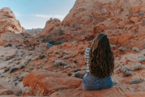 Shows a girl sitting in the Nevada desert looking at the sky. Represents how dbt therapy in las vegas or online dbt therapy in las vegas can help you work through issues.